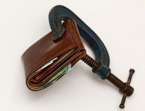Geld_Portemonnaie in Schraubstock_credit-squeeze-522549_1280