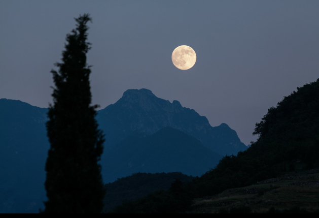 Mond_Landschaft_SNIP_stux